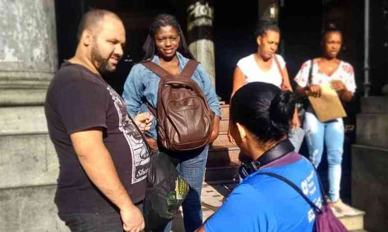 Diretores do Sindimetro-MG conversaram com as pessoas que passavam pela Praa Sete e pela Uai sobre a situao do metr e distribuam bilhetes para os usurios do transporte(foto: Sindimetro-MG/Divulgao)