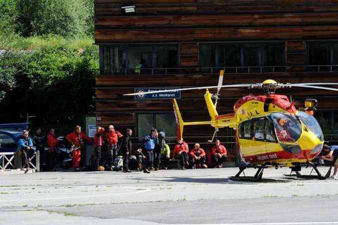 Helicptero da equipe de socorro leva feridos para hospital na cidade de Chamonix(foto: JEAN-PIERRE CLATOT / AFP)
