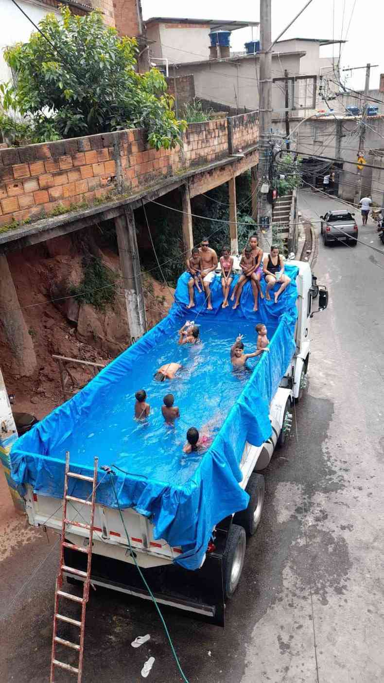 Piscina em cima do caminho vista de um ngulo de longe