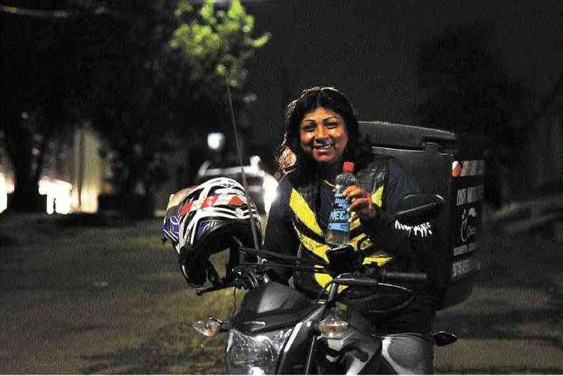 Cintia Rocha, de 42 anos, que trabalha como motogirl desde 2011, passou a ter sempre uma garrafa PET de gua e detergente dentro do ba(foto: Tlio Santos/EM/D.A Press)