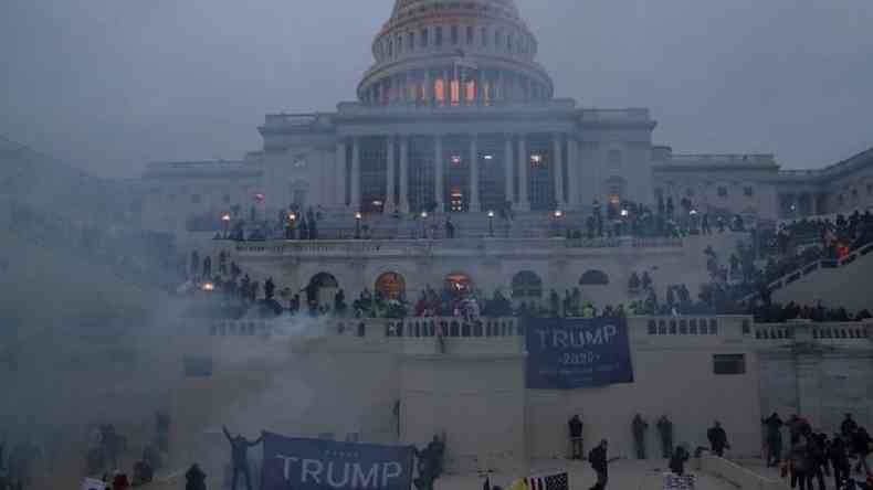Manifestantes pr-Trump em ato no Capitlio, em 6 de janeiro; ex-presidente  acusado de ter incentivado os atos violentos(foto: Reuters)