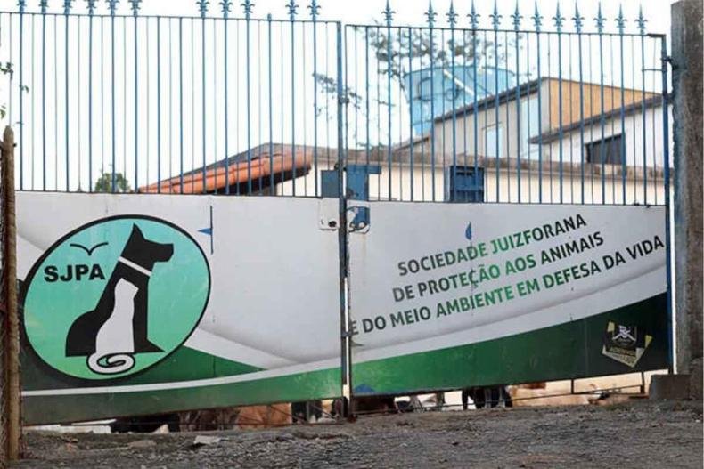 ONG tem mais de R$ 75 mil em dívidas contraídas com despesas de alimentação e saúde dos animais(foto: Divulgação) Portão pintado com a logomarca da ONG