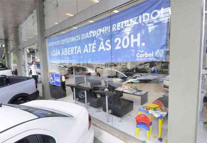 Lojas lanam mo de ofertas em meio ao fim da reduo do IPI em automveis(foto: Beto Magalhaes/EM/D.A Press)