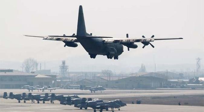 Cargueiro dos Estados Unidos carrega armamento para perto da fronteira entre as duas Coreias(foto: REUTERS/Lee Jae-Won) Cargueiro dos Estados Unidos carrega armamento para perto da fronteira entre as duas Coreias(foto: REUTERS/Lee Jae-Won)