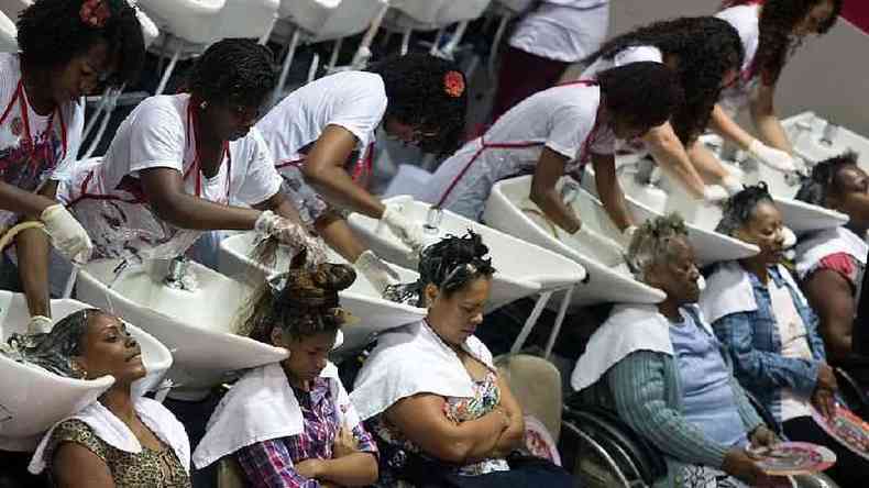Mulheres lavando o cabelo em salo de beleza no Rio de Janeiro