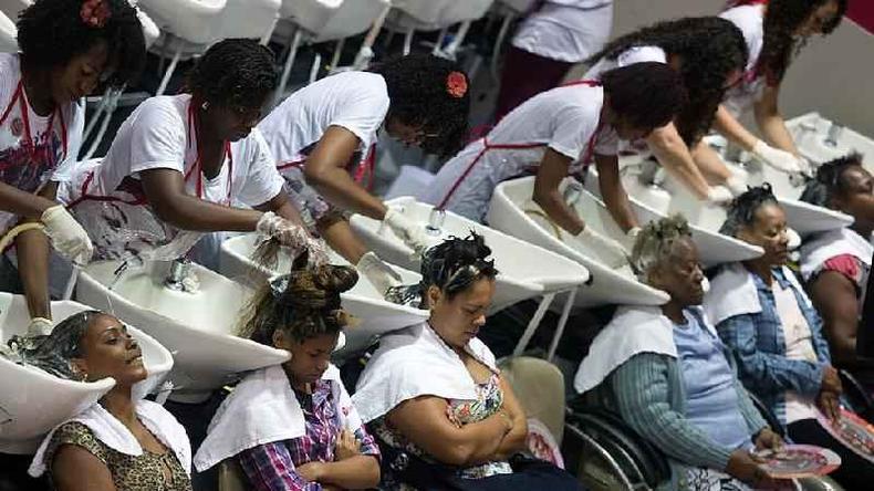 Mulheres lavando o cabelo em salo de beleza no Rio de Janeiro