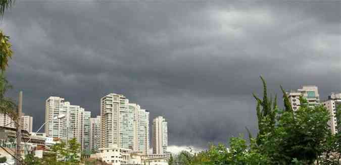 Nuvens negras cobrem o cu no Bairro Belvedere, Regio Centro-Sul de Belo Horizonte(foto: Gladyston Rodrigues/EM/D.A.Press)