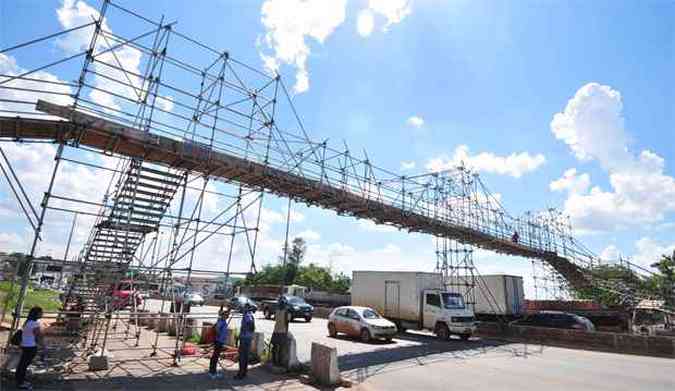 Passarela em cima do Viaduto So Francisco, onde aconteceu o acidente neste sbado (foto: Alexandre Guzanshe/EM/D.A Press)