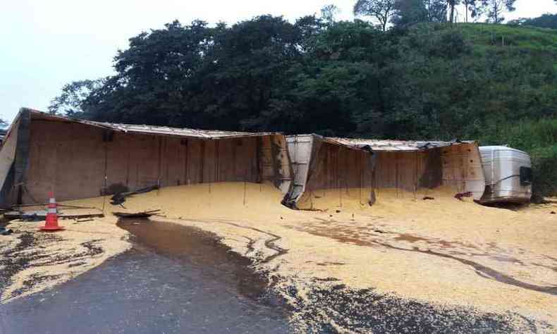 Carga de milho se espalhou pelos dois sentidos da BR-040, em Congonhas(foto: Reproduo/PRF)