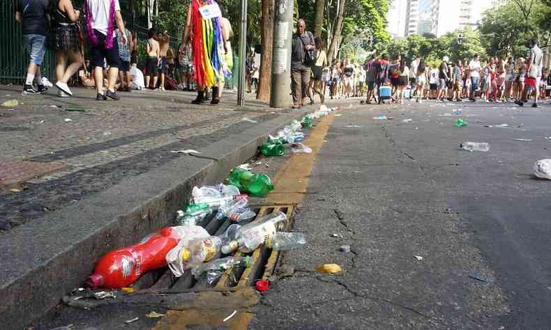 Na foto, lixo nas ruas de BH durante o Carnaval