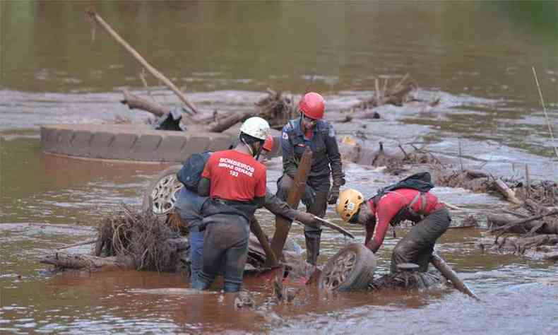 Bombeiros usaram ferramentas hidrulicas para tentar acessar o interior de um Uno encontrado com as rodas para cima no leito do Rio Paraopeba