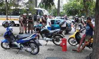 Motoristas chegaram a ser multados durante operao de fiscalizao no centro de BH, nesse domingo(foto: Paulo Figueiras/EM/D.A. Press)