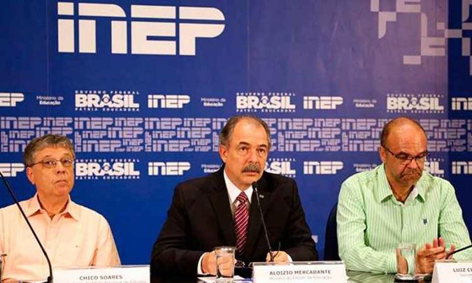 Entre o presidente do Inep, Chico Soares, e o secretário-executivo do MEC, Luiz Cláudio Costa, o ministro Mercadante faz o primeiro balanço do Enem (foto: Mariana Leal/MEC) Entre o presidente do Inep, Chico Soares, e o secretário-executivo do MEC, Luiz Cláudio Costa, o ministro Mercadante faz o primeiro balanço do Enem (foto: Mariana Leal/MEC)