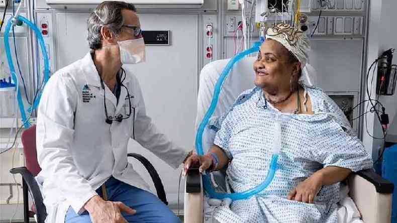 O mdico Eric Genden e a paciente Sonia Sein, que recebeu transplante indito de traqueia de um doador. Ela havia sofrido danos graves ao ser submetida a intubao aps um ataque de asma(foto: Mount Sinai Health System )