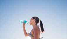 Beber mais água no verão previne pedras nos rins e outros problemas renais