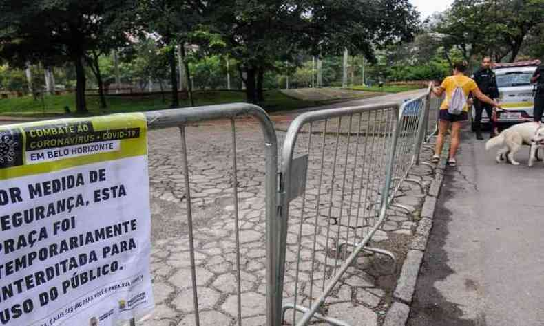 Praas de Belo Horizonte estavam fechadas para os transeuntes.(foto: Leandro Couri/EM/D.A Press)