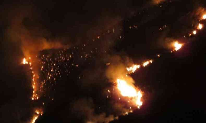 Na noite de sexta-feira, o fogo começou a avançar por uma área de difícil acesso(foto: Danilo Nonato/Divulgação)