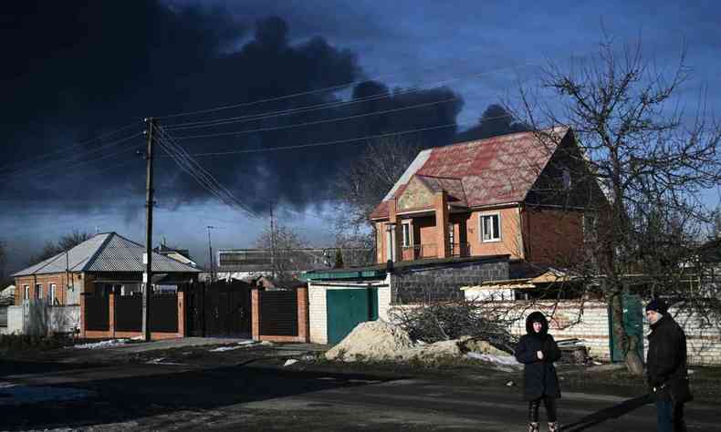 Fumaça sobe de um aeroporto militar em Chuguyev, perto de Kharkiv, em 24 de fevereiro de 2022