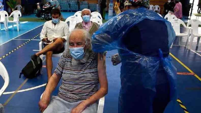 No Chile, centros educacionais e esportivos foram transformados em postos de vacinao(foto: Getty Images)