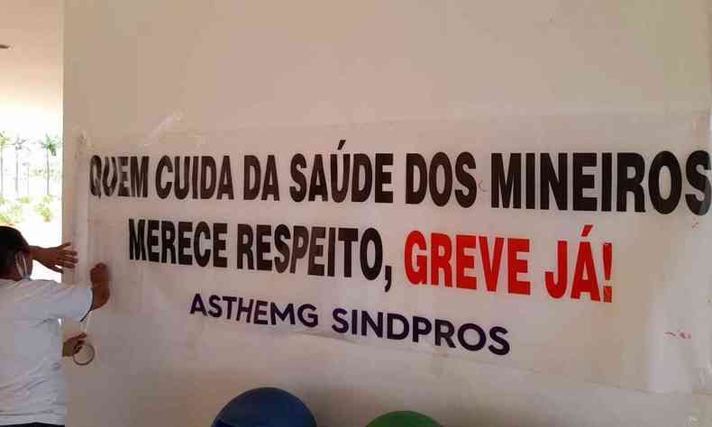 Faixa do sindicato dos trabalhadores da Fhemig afixada na Cidade Administrativa