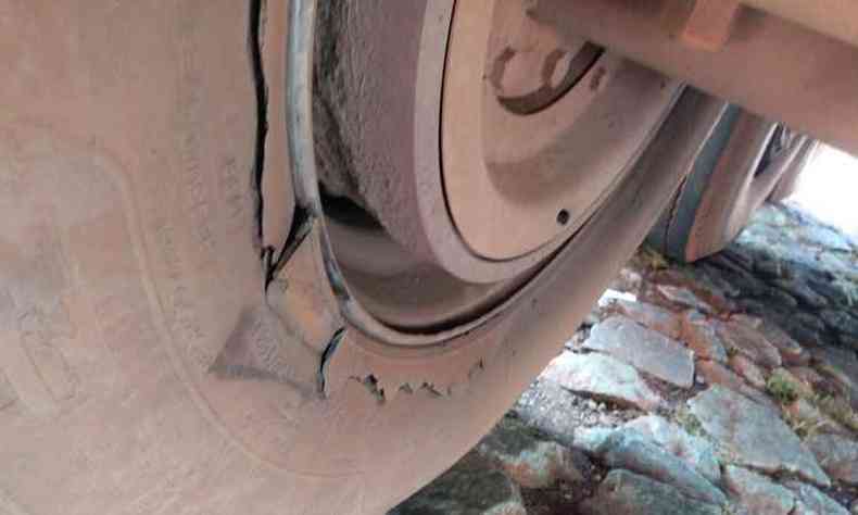 Um dos problemas mais recorrentes entre os veculos multados foi o estado de conservao dos pneus, inadequados para o trfego(foto: Polcia Militar Rodoviria/ Divulgao )