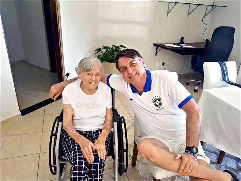 Jair Bolsonaro postou foto com a me, Olinda, de 93 anos (foto: FACEBOOK/REPRODUO)