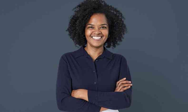 retrato de uma mulher negra sorrindo