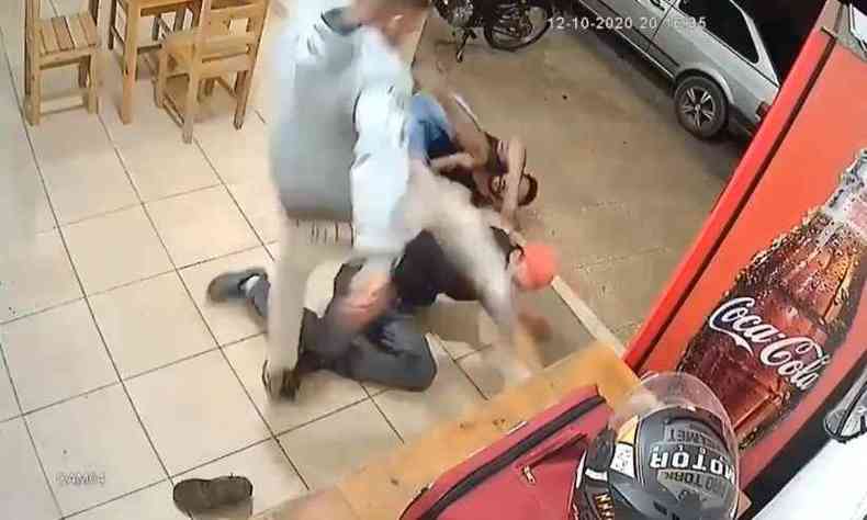 Motoboy reagiu às ameaças e deixou os dois homens no chão no restaurante(foto: Reprodução)
