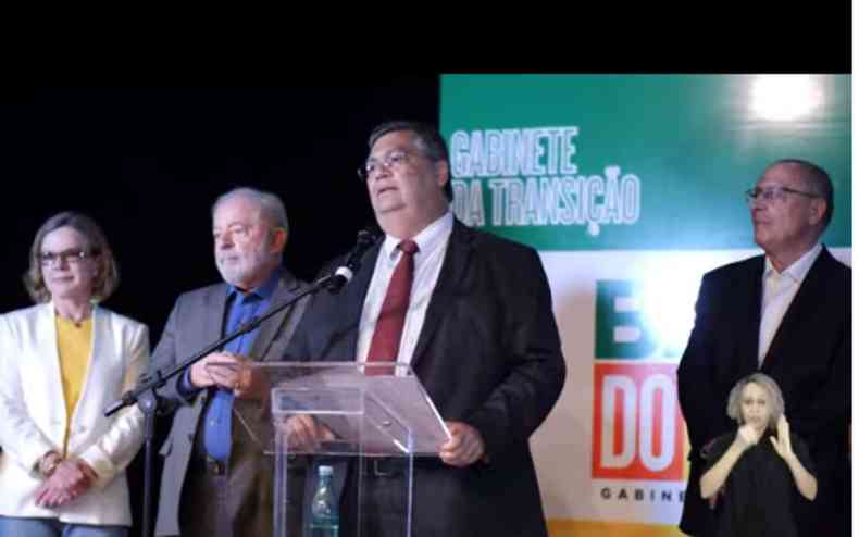 Presidente Lula ao lado de Flvio Dino em cerimnia para anunciar os nomes dos ministrios