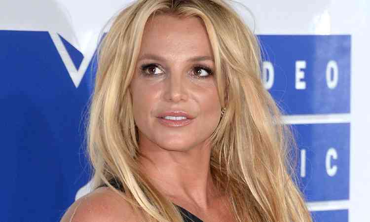 Britney Spears  olhando para a esquerda