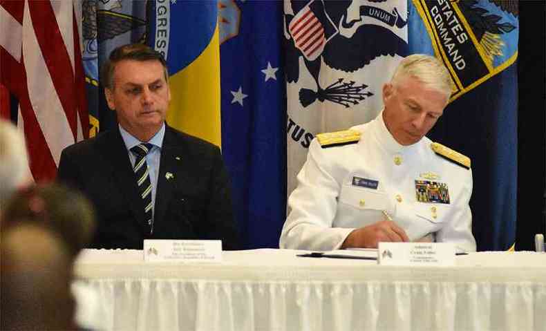 Presidente Jair Bolsonaro ao lado do almirante Craig Faller durante assinatura do acordo bilateral de defesa entre Brasil e Estados Unidos(foto: GASTON DE CARDENAS / AFP)