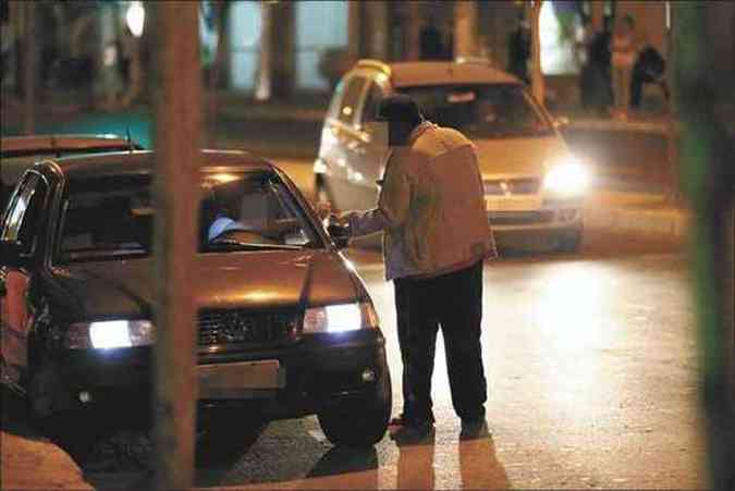 Flanelinha aborda motorista na sada de casa noturna na Avenida Raja Gabaglia: polcia recomenda evitar deixar carros com guardadores e lavadores (foto: Marcos Vieira/EM/D.A Press )