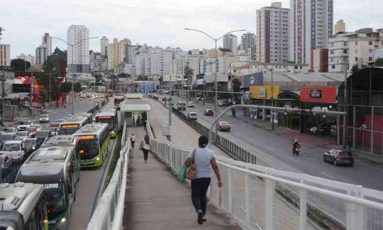 Coeficiente de construo passa a ser maior em reas prximas a corredores de trnsito, como a Avenida Cristiano Machado, que recebero investimentos em infraestrutura para melhorar a qualidade de vida dos moradores(foto: Tlio Santos/EM/D.A Press)