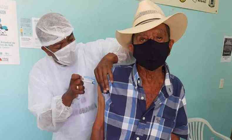 A vacinao na zona rural de Governador Valadares foi muito bem sucedida no fim de semana, com os idosos sendo atendidos sem filas e aglomeraes(foto: Divulgao FB Andr Merlo)