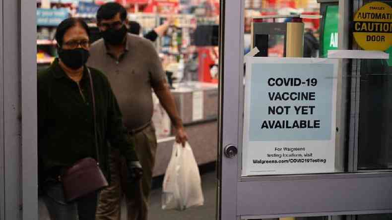 Placa em farmcia na Califrnia diz que 'Vacina para covid-19 ainda no est disponvel'(foto: Getty Images)