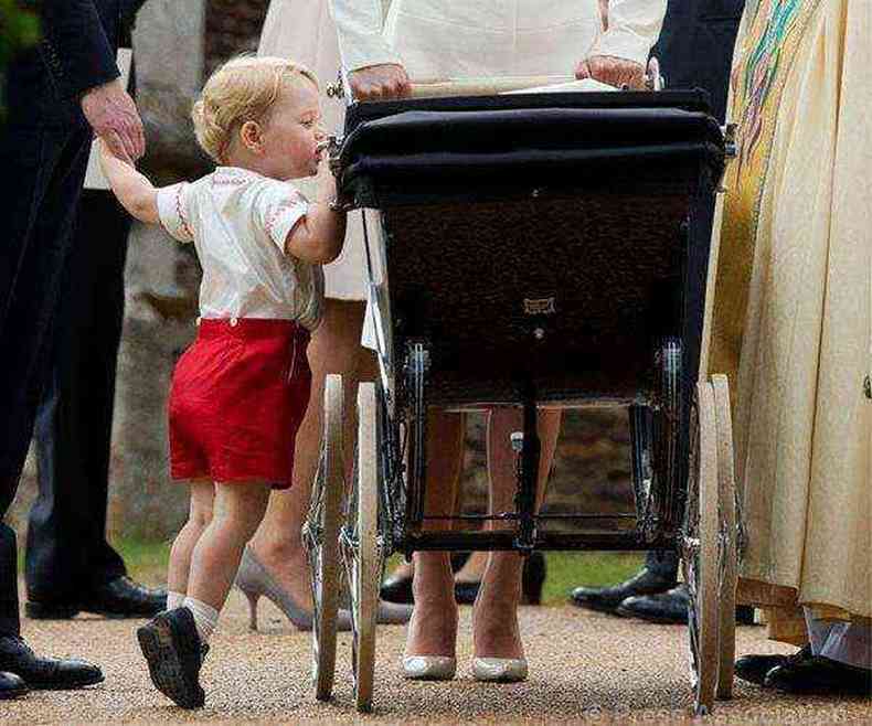 O pequeno George desempenhando o papel de irmo mais velho ao olhar a princesa durante evento