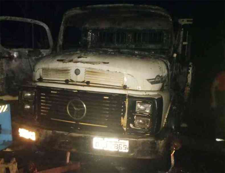 Caminhão incendiado no pátio da prefeitura de Frutal(foto: Corpo de Bombeiros/Divulgação)