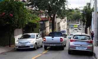 Carros estacionados ajudam a tornar catico o trfego na Rua Estoril(foto: Gladyston Rodrigues/EM/D.A PRESS)