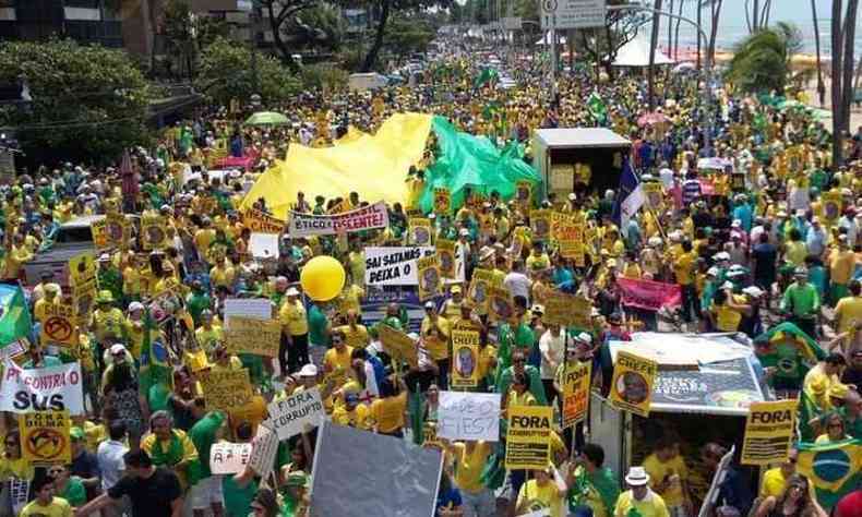 Manifestantes pedem sada da presidente Dilma em manifestao no Recife/PE(foto: Reproduo/Twitter)