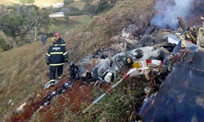 Equipes trabalharam na área dos destroços, mas não deram informações sobre ocupantes do aparelho (foto: Corpo de Bombeiros/Divulgação) Equipes trabalharam na área dos destroços, mas não deram informações sobre ocupantes do aparelho (foto: Corpo de Bombeiros/Divulgação)