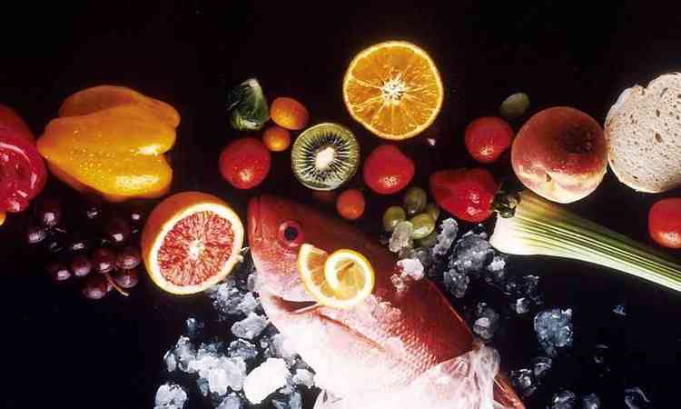 frutas, legumes, verduras e um peixe, alimentao saudvel