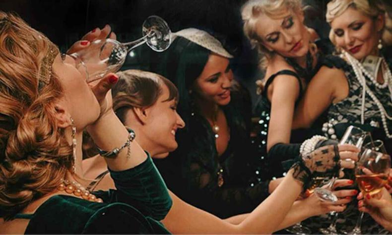Mulheres sorriem e bebem em cena do filme ''O Clube das Mulheres de Negcios''