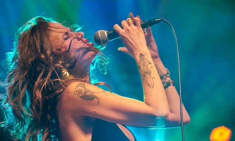 Ana Ca�as canta de olhos fechados, de lado, segurando o microfone