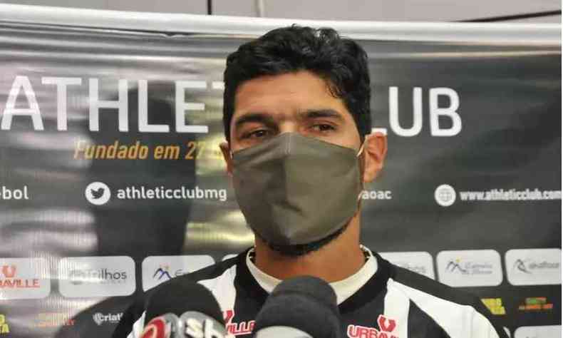 Loco Abreu vestir a camisa do Athletic Club no Campeonato Mineiro(foto: Marcos Vieira/EM/D.A Press)