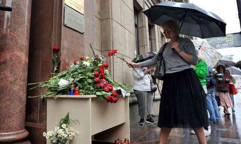 Uma mulher coloca flores fora do consulado francs em So Petersburgo , em homenagem s vtimas do ataque mortal na cidade francesa Riviera de Nice(foto: AFP/ OLGA Maltseva)