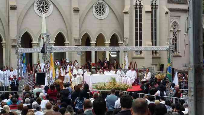 Fiis acompanham celebrao de Corpus Christi em missa do arcebispo Dom Walmor, na Igreja da Boa Viagem, no Centro de Belo Horizonte.Juarez Rodrigues/EM/D.A. Press