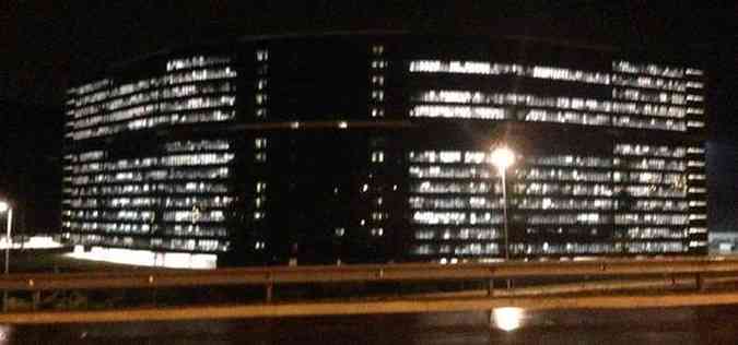 Internauta do em.com.br flagrou luzes acesas na Cidade Administrativa por volta de 21h20 da noite desse domingo(foto: EM/D.A Press )