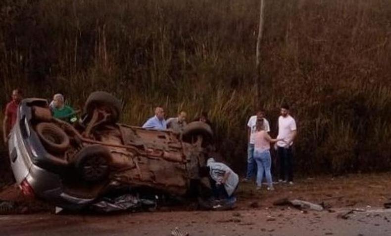 Imagem de caminhonete destru�da ap�s acidente
