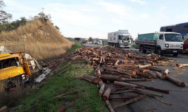 carga espalhada na pista da br-040