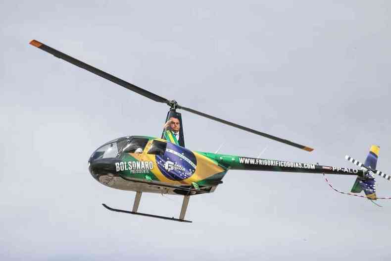 Foto do helicptero do cantor Gusttavo Lima plotado com voto de Bolsonaro